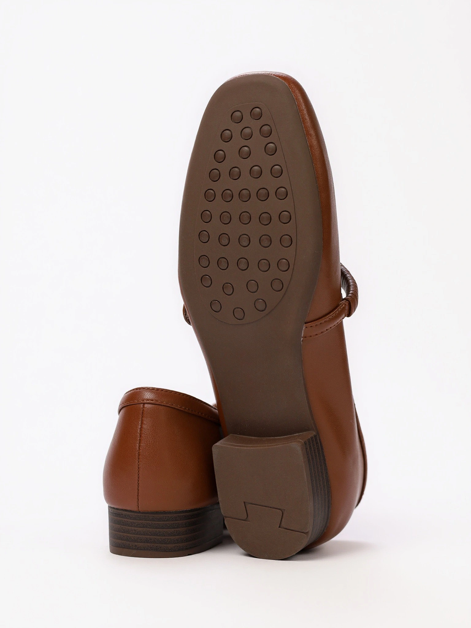 Туфли коричневого цвета на низком каблуке